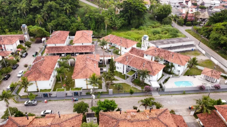 Imagem Apartamento Térreo à Venda com 3 Dormitórios em Canasvieiras – Florianópoli
