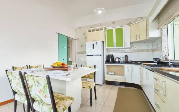 Imagem Casa alto padrão, beira mar, com 340m², 5 quartos com suíte em Balneário Piçarras - SC