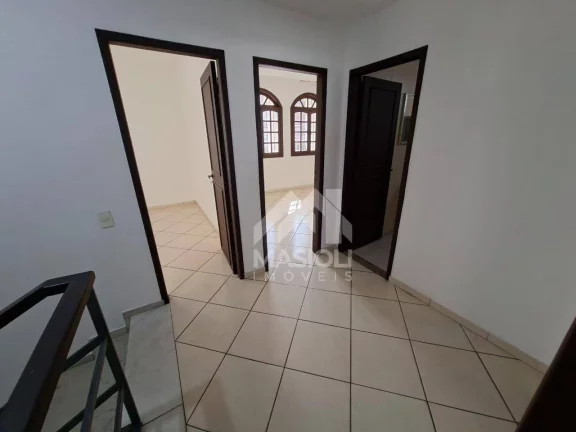 Imagem À VENDA – CASA DUPLEX com 3 quartos / 2 suítes / 2 vagas cobertas com 264 m² em via de grande circulação no Centro de Vila Velha.