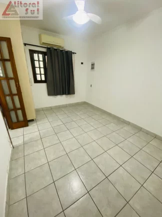 Imagem Casa para locação em Praia Grande-SP, no bairro Tupi: 3 quartos, 1 suíte, 1 sala, 2 banheiros, 4 vagas de garagem, 250m².