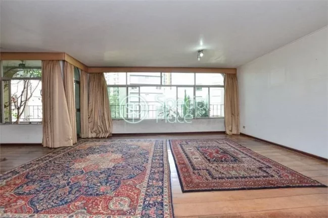 Imagem Ótima oportunidade para reforma. Apartamento com planta quadrada, 230m2 de área privativa, 3 dormi...
