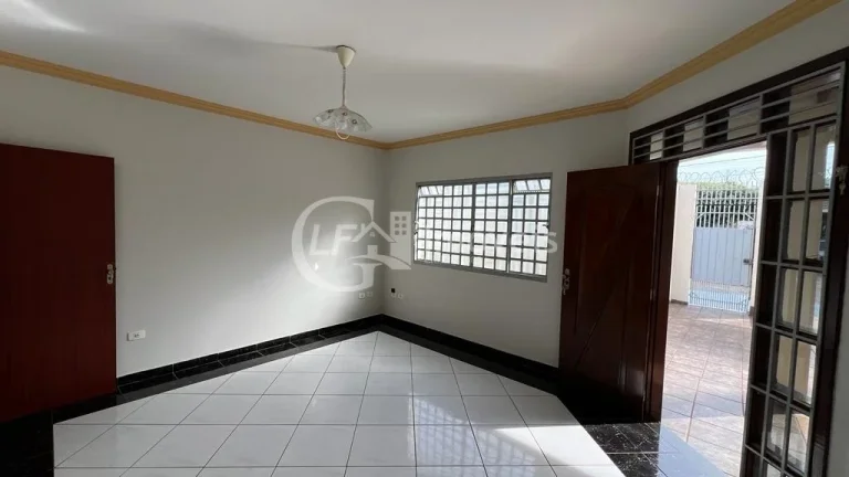 Imagem Impecável casa à venda na Vila Taquarussu, Campo Grande-MS: 3 quartos, 1 suíte, 3 salas, 2 banheiros, 15 vagas, 190m².
