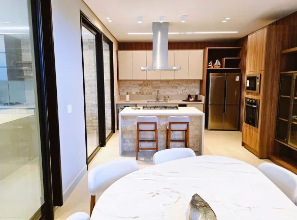 Imagem Casa de Luxo à Venda na Riviera de São Lourenço Módulo 16: 5 Quartos, 5 Suítes, Piscina e Área Gourmet