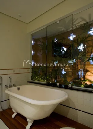 Imagem Casa com arquitetura diferenciada no condomínio Alphaville Campinas. A espaçosa residência possui...