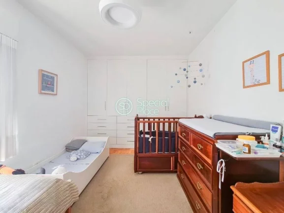 Imagem Um cuidadoso projeto de reforma moderno e funcional. São 129,75m² de área útil, três dormitóri...