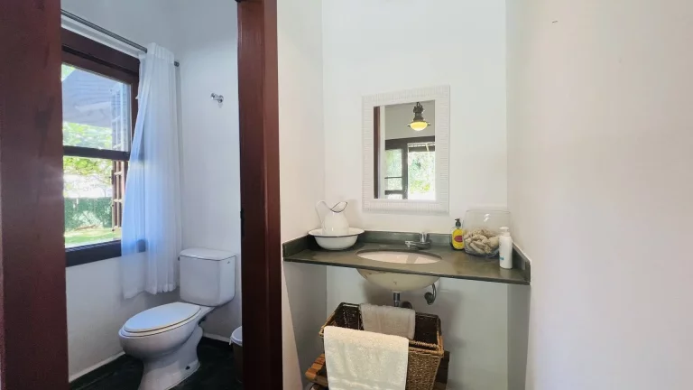Imagem ...quot;Riviera Módulo 30: Casa à Venda com Dois Lotes e Área Verde Privilegiada...quot;