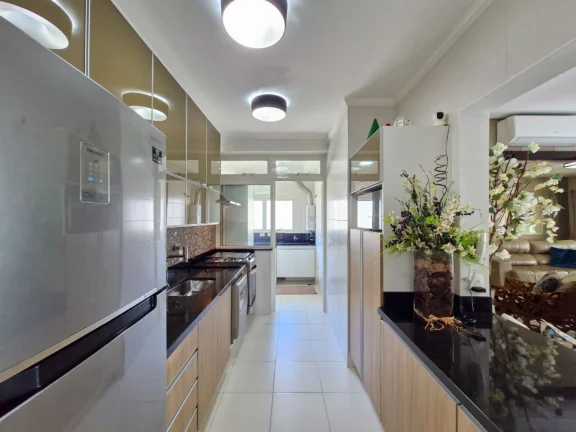 Imagem Apartamento pé na areia à venda em Riviera de São Lourenço - Módulo 8: 3 dormitórios, 2 suítes, 2 vagas, 128m². Varanda gourmet e vista para o mar!