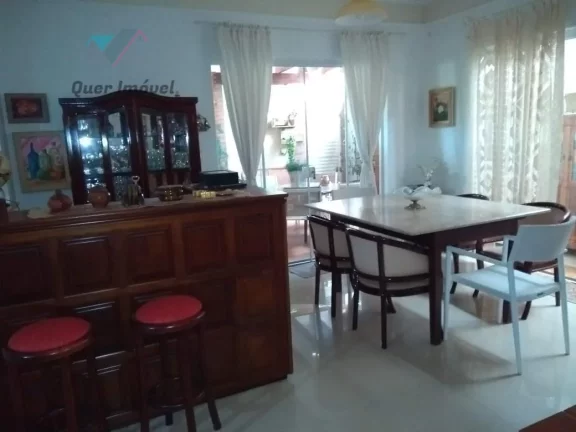 Imagem Luxuosa casa em condomínio à venda em Ribeirão Preto-SP, no bairro Ribeirânia. Condomínio Parque das Figueiras. 4 quartos, 4 suítes, 3 salas, 6 banheiros, 2 vagas de garagem. 320,00 m² de área. Imperdível com a Quer Imóvel Negócios Imobiliários.