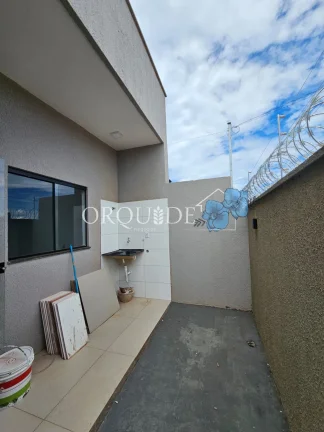 Imagem Imperdível! Casa à venda em Rio Verde-GO, no Residencial Parque dos Ipês, com 2 quartos, 1 suíte, 1 banheiro e 2 vagas de garagem.