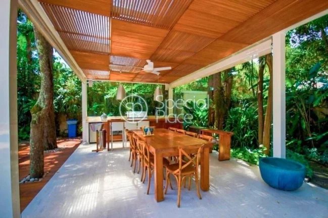 Imagem CASA ESPETACULAR, projetada por Mônica Drucker. Residência localizada em um verdadeiro refúgio no...