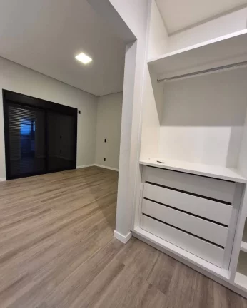 Imagem Casa com Piscina e espaço para viver.