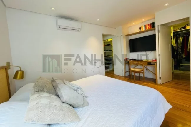 Imagem Venha se encantar com essa incrível cobertura no coração do Itaim Bibi, no Condomínio Edifício Igarapé! Completamente reformada, essa cobertura de 2