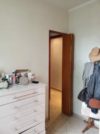 Imagem CASA TÉRREA, COM TRÊS DORMITÓRIOS SENDO UM COM SUITE MASTER E DUAS VAGAS COBERTA DE GARAGEM COBERTA.