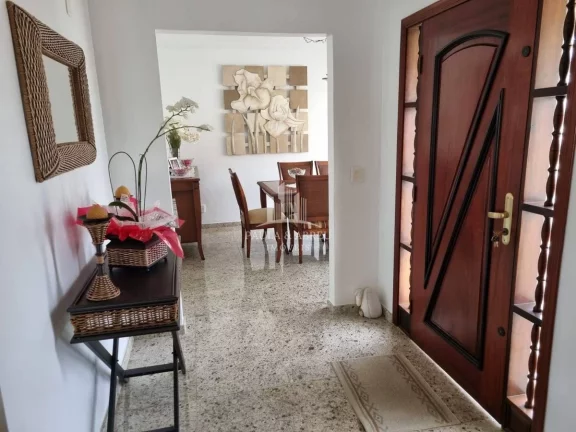 Imagem Casa de Alto Padrão 4 quartos sendo 1 suíte, 3 Banheiros, Salas espaçosas, 4 Vagas, Área Lazer com Churrasqueira, Campo Pq no Jardim Petrópolis, Ribeirão Pires-SP