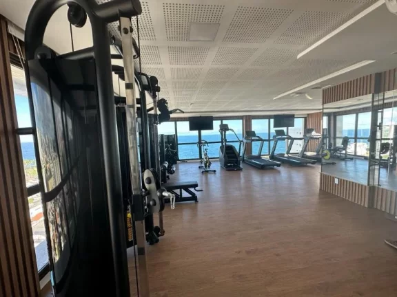 Imagem A 5ª Avenida Imóveis selecionou esta oportunidade de STUDIO c/ varanda integrada, totalmente mobiliada e decorada no BARRA PREMIUM: por R$500.000,00