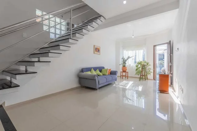 Imagem Casa com 3 suítes e 2 vagas de garagem no Centro de Balneário Camboriú.