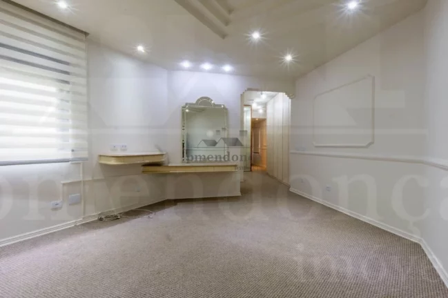 Imagem Apartamento amplo, com piso de tábuas largas de ipê, terraço, living para 02 ambientes, lavabo, a...