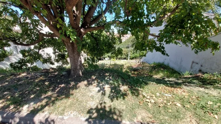 Imagem Este terreno, de 300 m², está localizado na parte mais baixa do condomínio e conta com uma topogr...