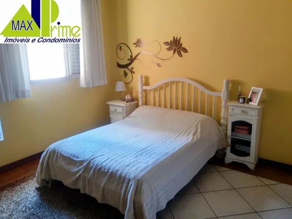 Imagem Casa à venda no Tatuapé, São Paulo. 300m², 3 dormitórios, 2 suítes, garagem para 2 carros. Próximo ao metrô Carrao. Agende sua visita!