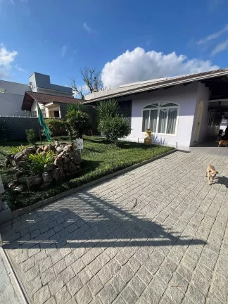 Imagem Casa com 3 dormitórios e 4 vagas sendo 2 cobertas - Floresta | Joinville/SC