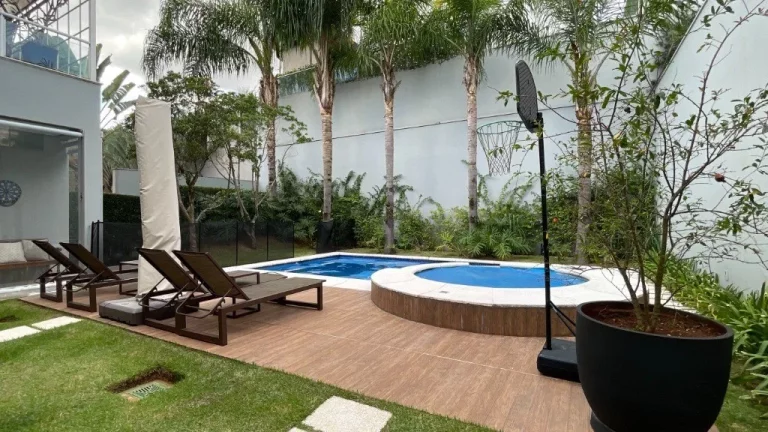 Imagem Imperdível casa em condomínio de luxo no Residencial Tamboré 10 em Santana de Parnaíba-SP: 4 quartos, 4 suítes, 5 banheiros, 4 vagas, 566m²!