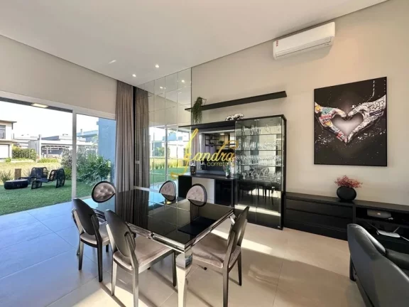 Imagem Excelente Casa no Condomínio Capão Ilhas! Estilo Contemporânea, mobiliada e decorada, composta por 03 suítes