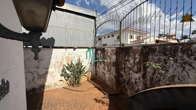 Imagem EXCELENTE IMÓVEL COMERCIAL/RESIDENCIAL DISPONIVEL Á VENDA NA VILA INDUSTRIAL EM LOCALIZAÇÃO PRIVILEGIADA DO BAIRRO COM 04 LOTES NO TOTAL.