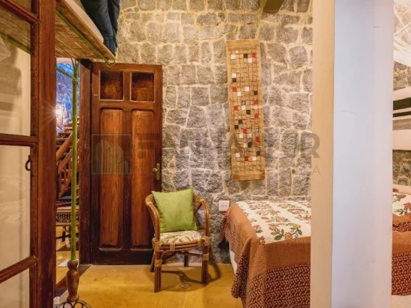 Imagem Linda costeira localizada na Região Norte da Ilha!!!! Piso superior: 3 suítes com varanda, sendo a suíte Master com banheira de hidromassagem e espa