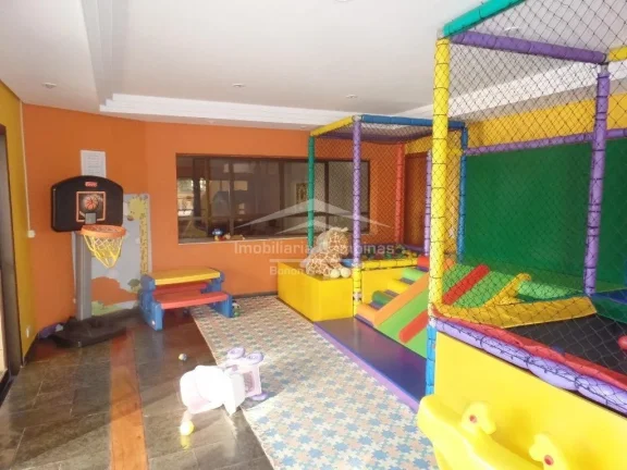 Imagem Apartamento amplo, em ótima localização!
Conta com 3 quartos com armários, 1 suíte, living para...