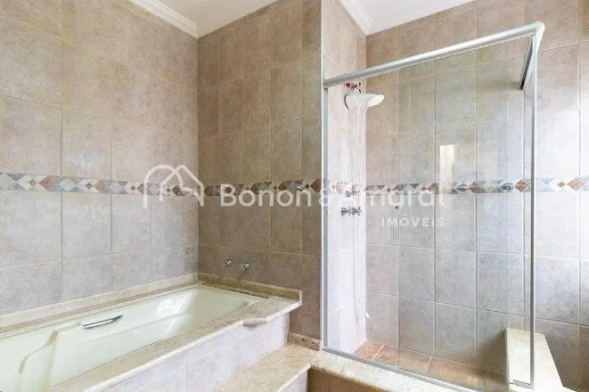 Imagem Ampla e confortável, esta excelente residência conta com 330m² de área construída, oferecendo e...