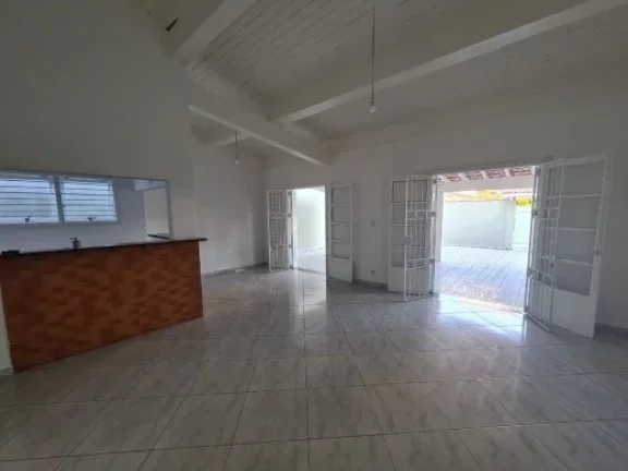 Imagem Casa à venda no Centro de Ubatuba-SP: 4 quartos, 2 suítes, 1 sala, 3 banheiros, 3 vagas de garagem - 210m² de área.
