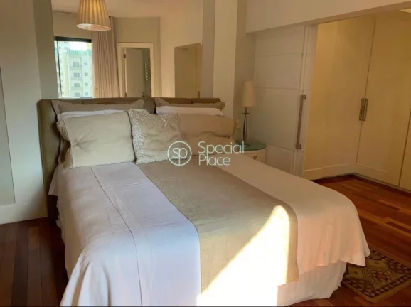 Imagem Ótimo apartamento com 273m² em Moema em rua tranquila. Amplo living para três ambientes com terra...