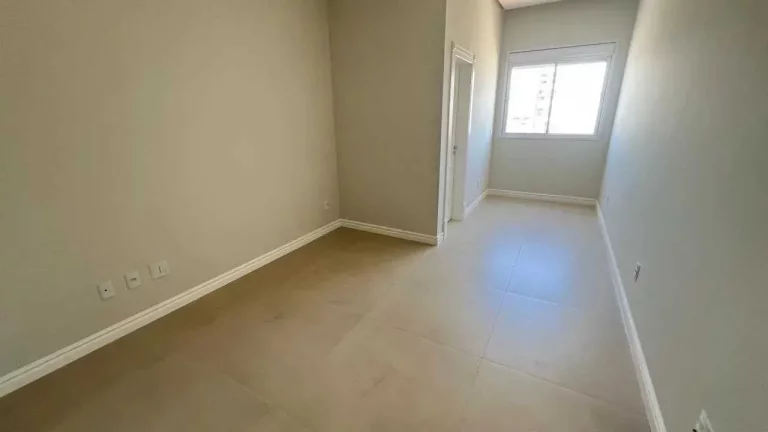 Imagem Apartamento com 3 suítes e 3 vagas de garagem em Meia Praia - Itapema/SC