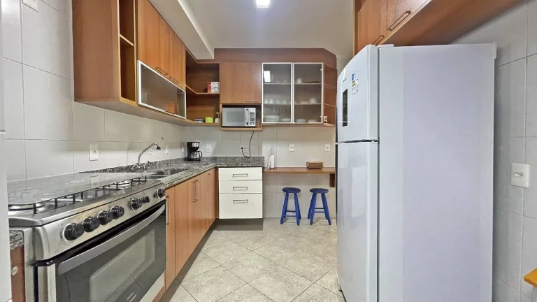 Imagem Apartamento Decorado de 3 Dormitórios a 350 metros da Praia em Riviera
