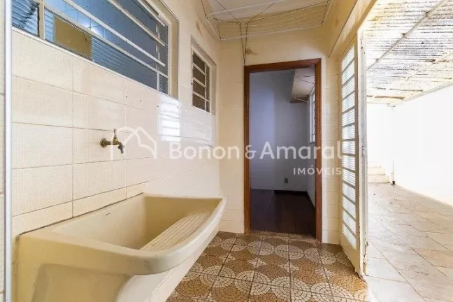 Imagem Excelente casa de esquina com 440 m². Possui 4 quartos, sendo 2 suítes, além de salas de estar e ...