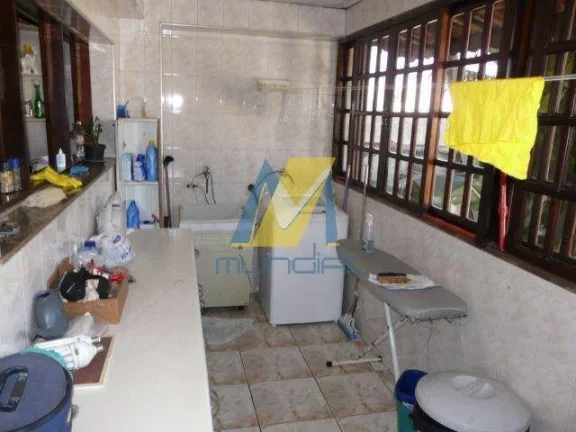 Imagem Descubra o charme atemporal deste sobrado com arquitetura clássica, perfeito para quem valoriza esp...