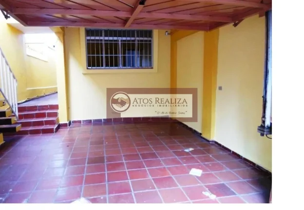 Imagem Grande oportunidade e muito lucrativo na vila Santa Catarina. Vendo imóvel com 3 casas + 1 salão comercial na Vila Santa Catarina. Casa 1= casa principal. Tem 2 dormitórios, sala, cozinha, banheiro. Tem também um sótão com 2 cômodos e 1 banheiro. Tem gara