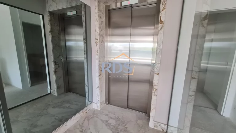 Imagem Vende excelente apartamento de 160m² com 3 su;ites e 2 vagas no contrapiso