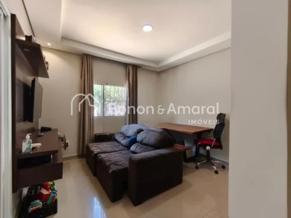 Imagem O imóvel dispõe de 2 dormitórios, sendo o quarto do casal com painel instalado, e o segundo dormi...