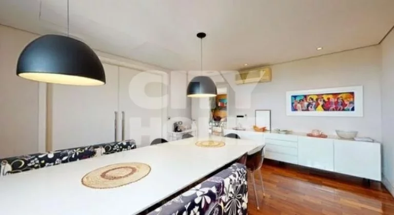 Imagem Excelente apartamento, com vista maravilhosa. Amplo living com lindo piso em madeira e varanda envid...