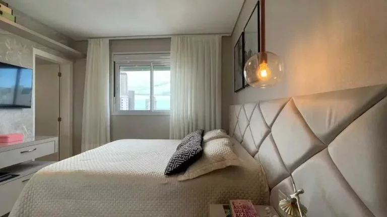 Imagem Apartamento mobiliado com 2 suítes, 2 demi-suítes e 3 vagas de garagem em Balneário Camboriú