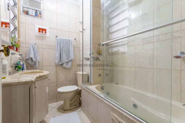 Imagem Apartamento com piso de tábuas largas, reformado e bem iluminado, janelas grandes, dormitórios com...