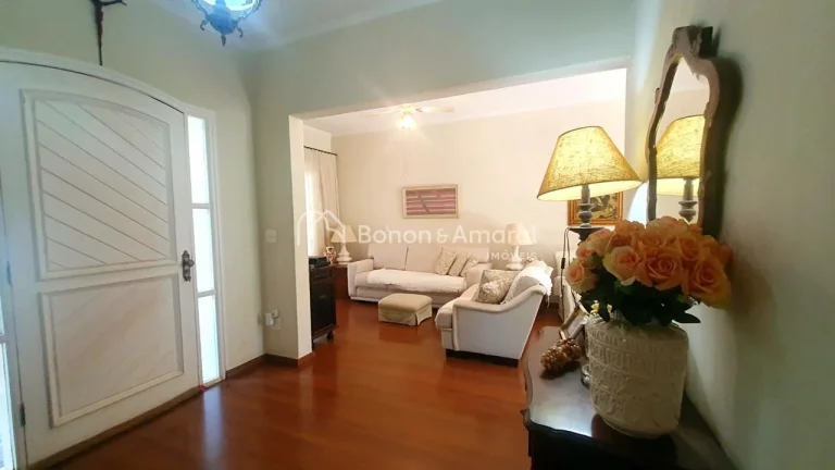Imagem Casa térrea no San Conrado, em área de preservação ambiental, localizada em frente à praça e e...