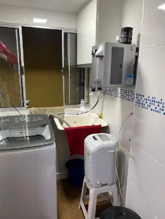 Imagem Apartamento 2 quartos reformado com 70m², piso laminado novo, cozinha planejada e banheiro renovado. Oportunidade! Não aceita financiamento bancário.