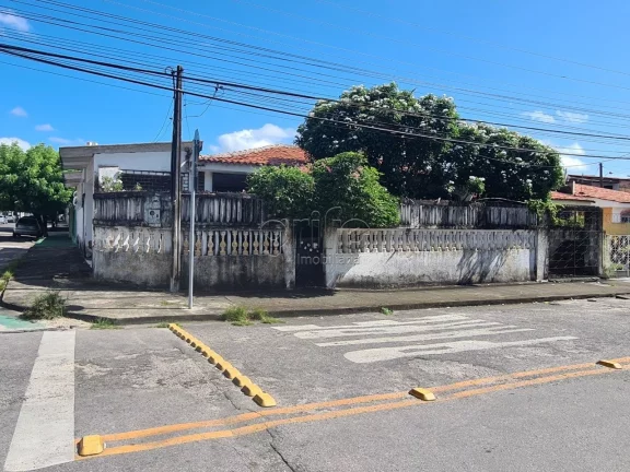 Imagem Excelente casa de esquina, bem ventilada, em ótima localização no Rodolfo Teófilo próximo ao Co...