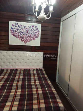 Imagem Esta encantadora casa de madeira oferece um ambiente acolhedor e confortável, perfeita para a famí...