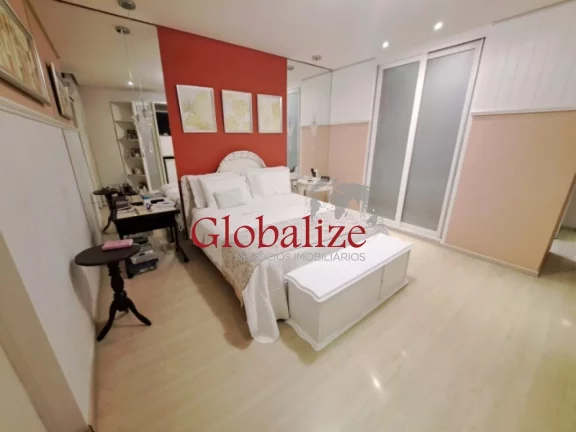 Imagem Apartamento à venda com 345m², 3 dormitórios, 2 suítes, closet, 2 vagas, dependência, quadra da praia por R$ 1.600.000,00 no Gonzaga em Santos