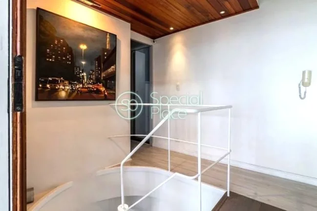 Imagem Cobertura reformadíssima com 155m² em Perdizes. Primeiro piso - sala para dois ambientes com sacad...