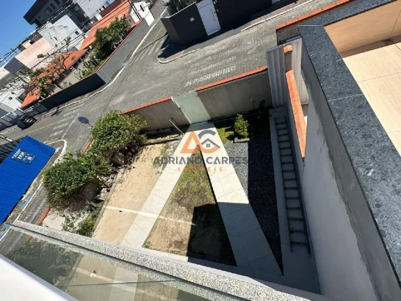Imagem Sobrado de 4 dormitórios, sendo 1 suíte a 50m do mar no bairro Meia Praia, em Navegantes - Adriano Carpes Imóveis vende