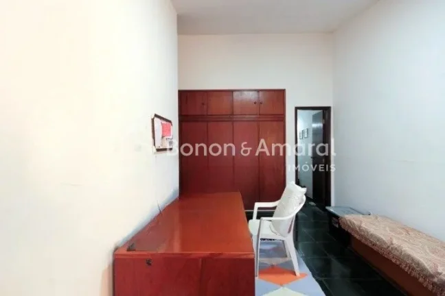 Imagem Imóvel amplo à venda com 4 quartos, sendo 3 suítes, e 5 banheiros no total. Este imóvel está be...